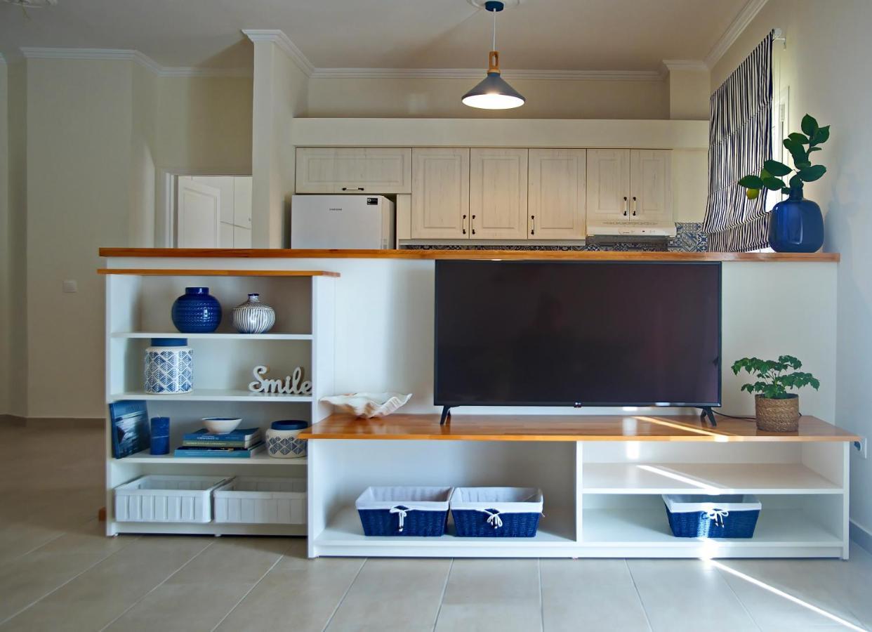 The Bluehouse - Spacious Top Floor Flat With Parking, By Mon Repos Beach Korfu Dış mekan fotoğraf
