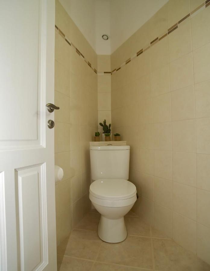 The Bluehouse - Spacious Top Floor Flat With Parking, By Mon Repos Beach Korfu Dış mekan fotoğraf