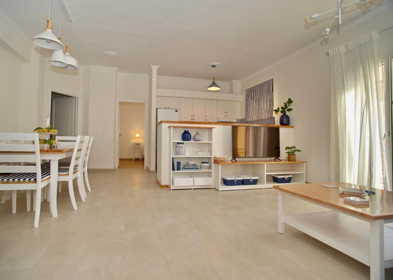 The Bluehouse - Spacious Top Floor Flat With Parking, By Mon Repos Beach Korfu Dış mekan fotoğraf