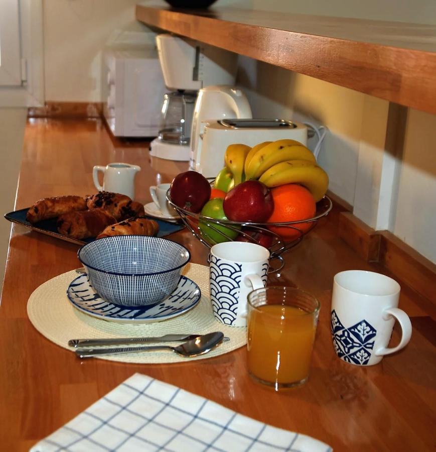 The Bluehouse - Spacious Top Floor Flat With Parking, By Mon Repos Beach Korfu Dış mekan fotoğraf