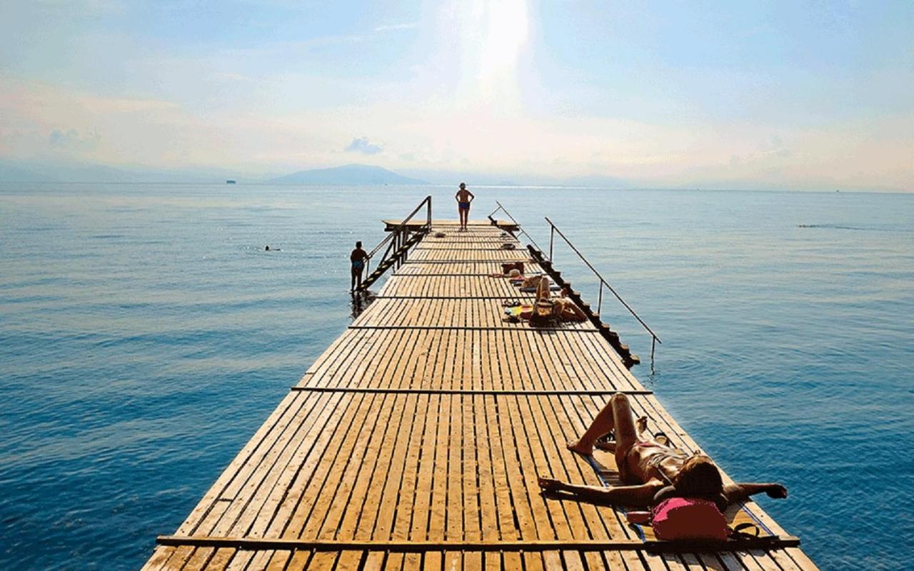The Bluehouse - Spacious Top Floor Flat With Parking, By Mon Repos Beach Korfu Dış mekan fotoğraf