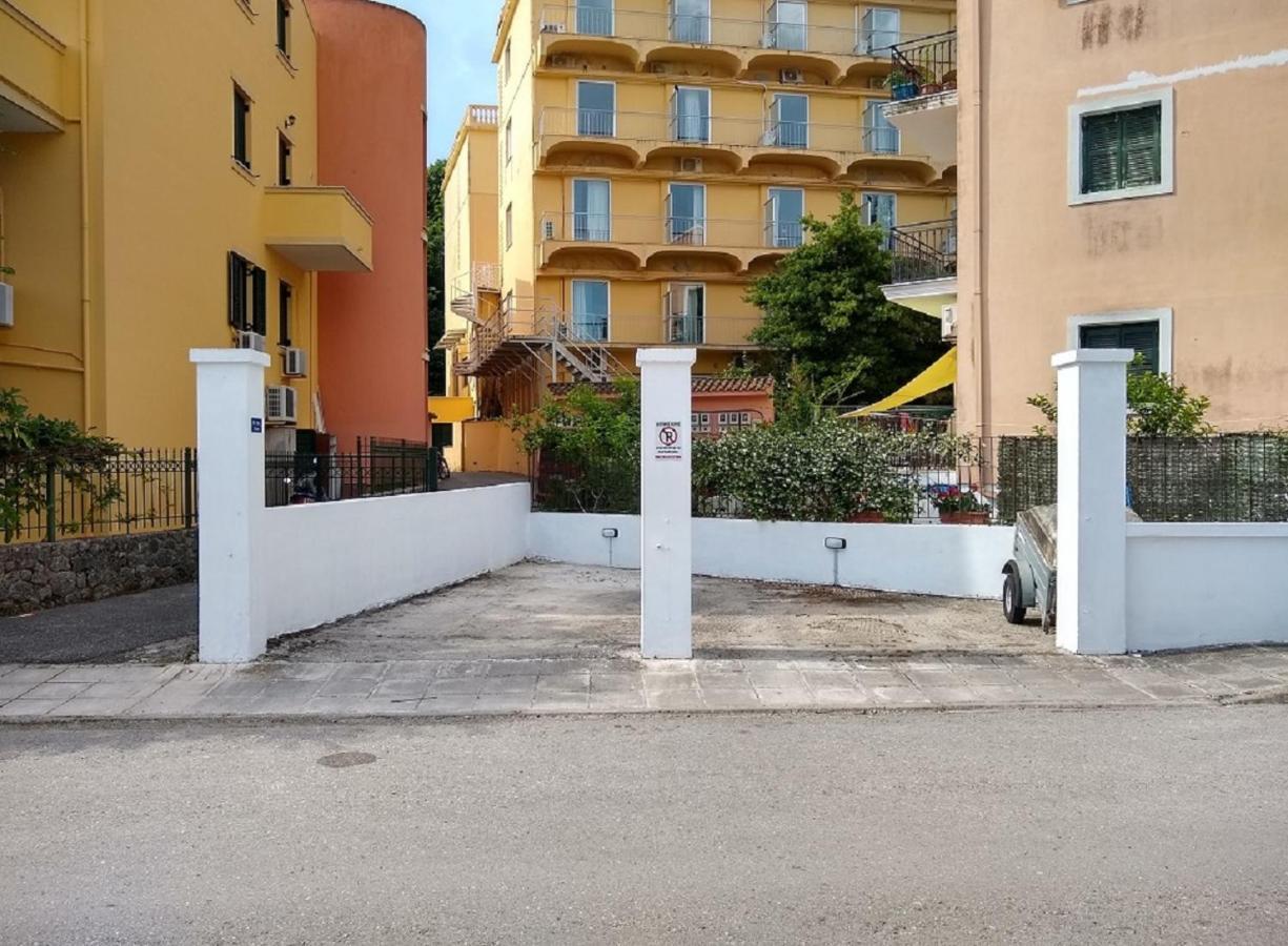 The Bluehouse - Spacious Top Floor Flat With Parking, By Mon Repos Beach Korfu Dış mekan fotoğraf